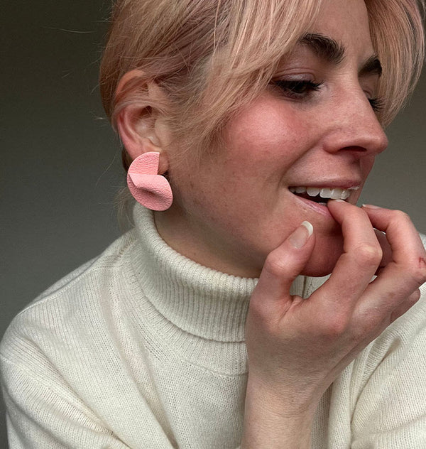 Curve earrings peach pink