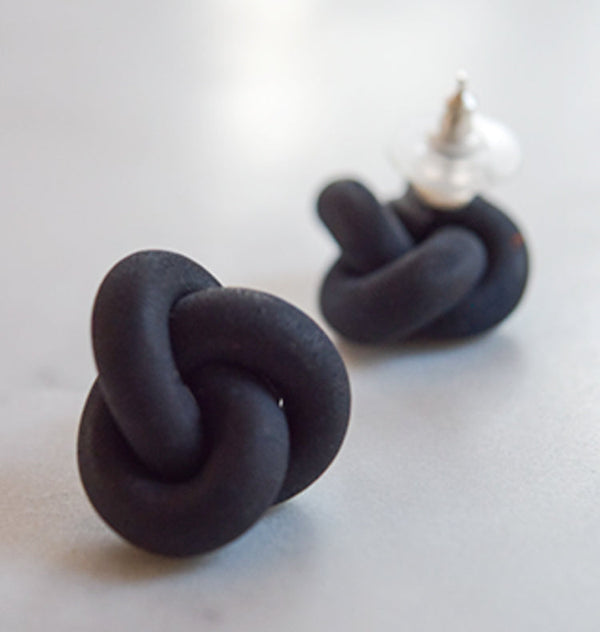Knutar big earrings black och form
