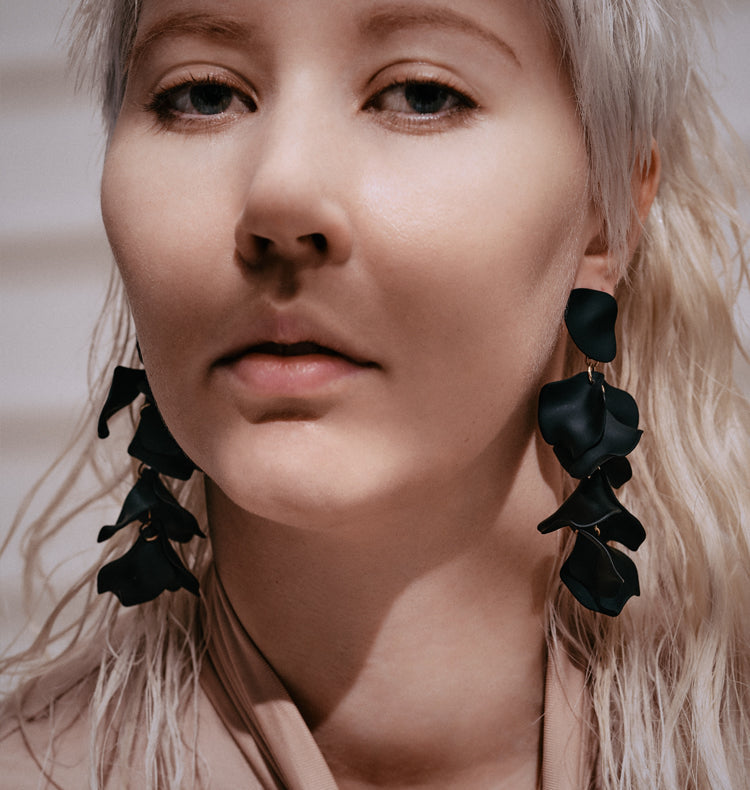 Flake earrings black