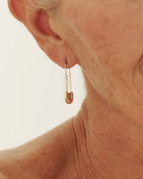 Safety pin pearl single earring gold