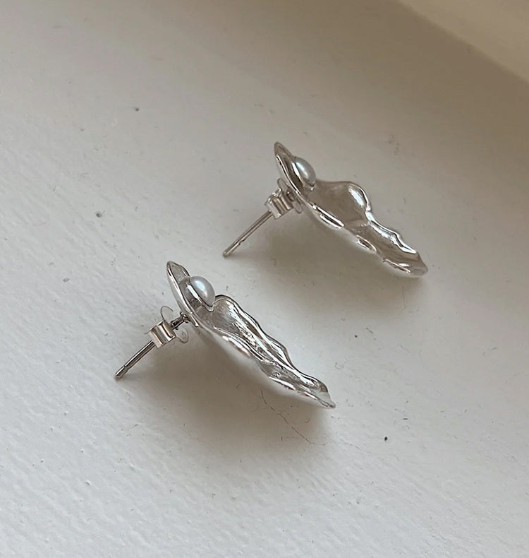 MINI CLAM EARRINGS SILVER.