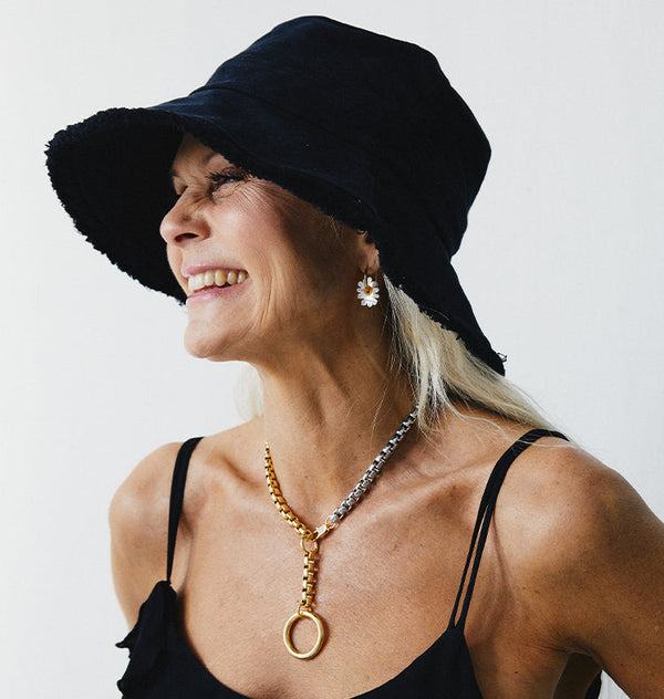 fanny bucket hat black