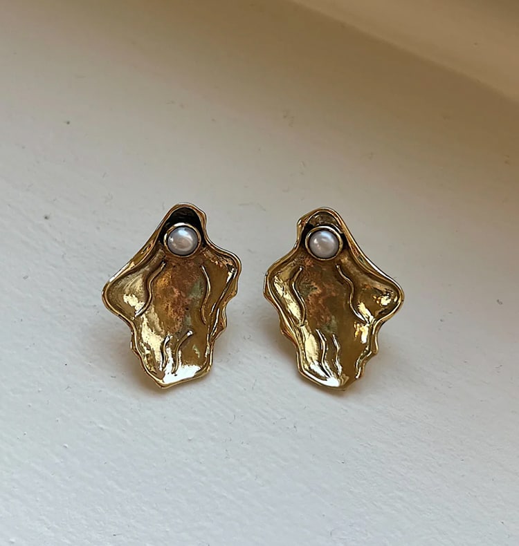 MINI CLAM EARRINGS BRASS.