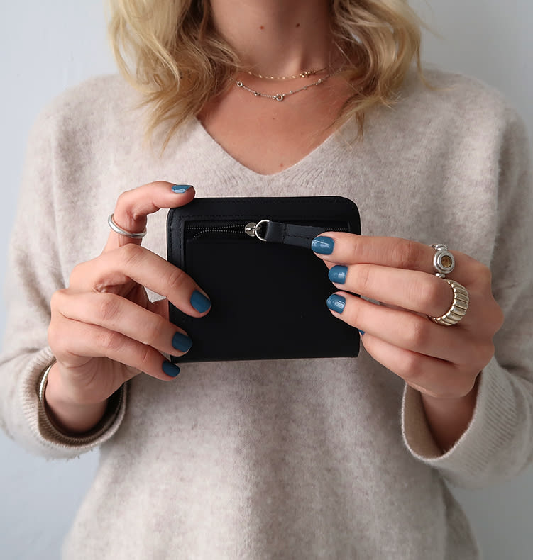 Muddy wallet black