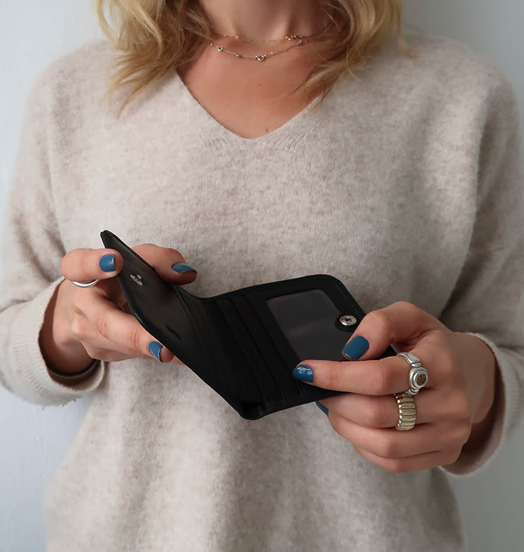 Muddy wallet black