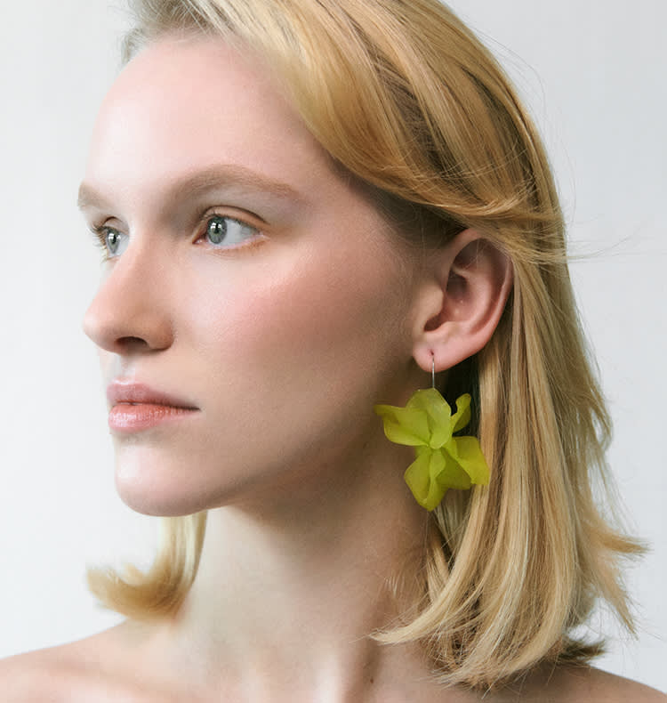 Petal earrings light green