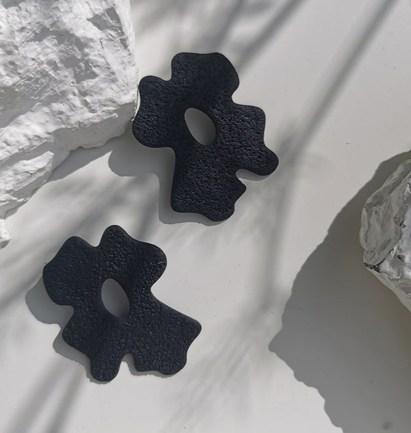 Viola earrings black