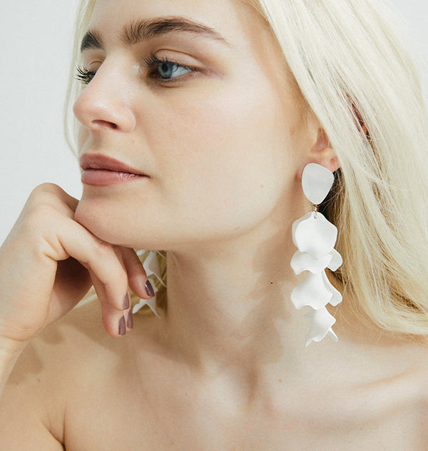 Flake earrings white