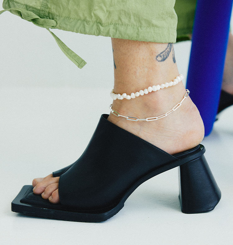 Johanna foot chain pearls
