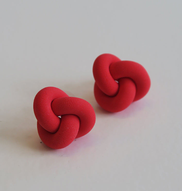 Knutar big earrings red och form