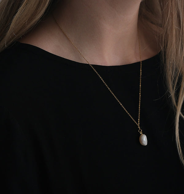 Little pearl necklace